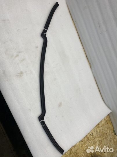 Уплотнитель капота Chevrolet Cruz