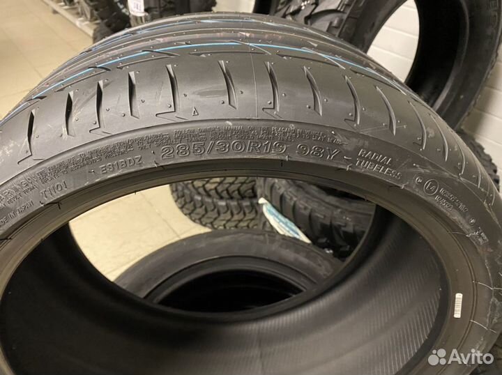 Bridgestone Potenza S001 285/30 R19 98Y