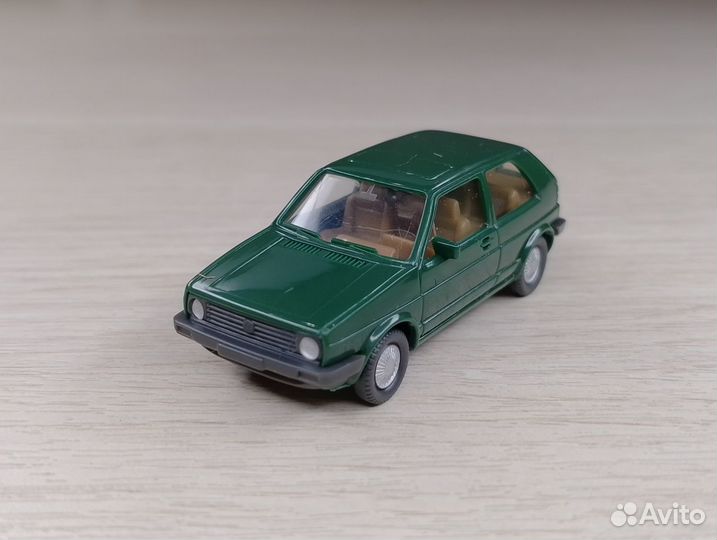 A26.2) Volkswagen Golf I (1974-1993) тёмно-зелёный