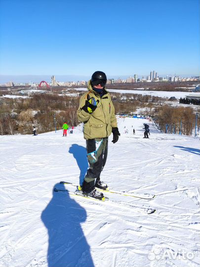 Инструктор по сноуборду и горным лыжам