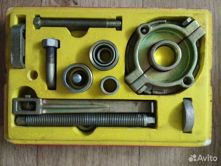 Набор приспособлений для ремонта автомобиля