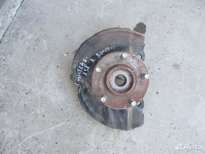 Mitsubishi кулак передний правый