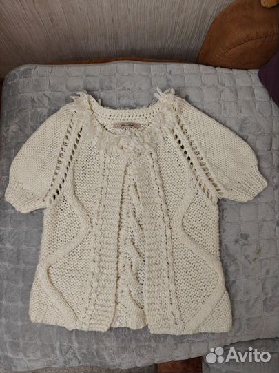 Белая вязаная кофта