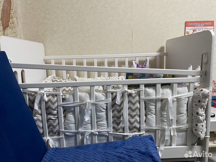 Детская кроватка с маятником и ящиком