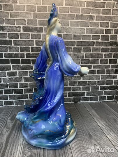 Фарфоровая статуэтка 