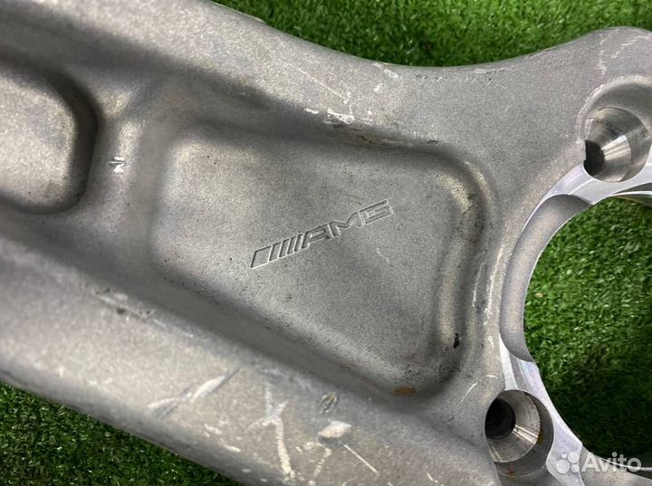 Поворотный кулак передний правый Mercedes-Benz Amg