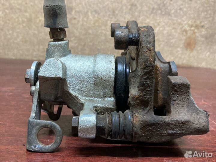 Задний левый суппорт ауди 80 б4