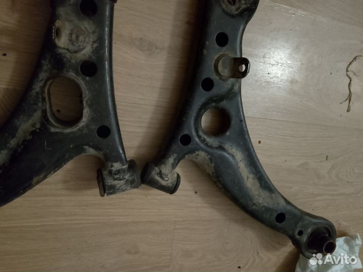 Рычаг на toyota avensis