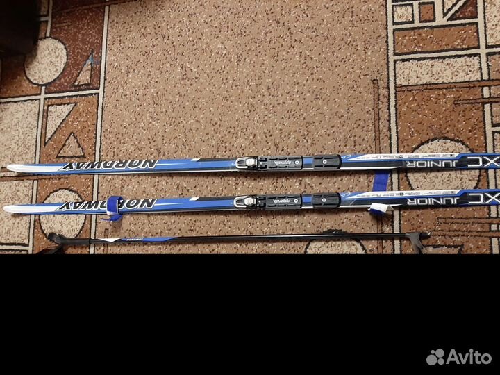Лыжи с палками и креплением