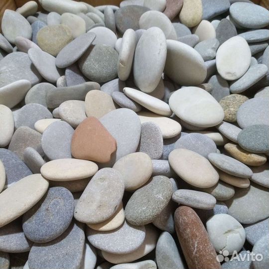 Плоские камни галька с пляжа