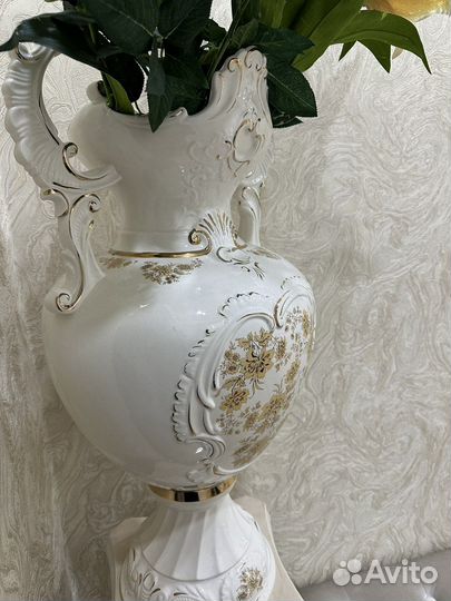 Ваза на колонне интерьерная