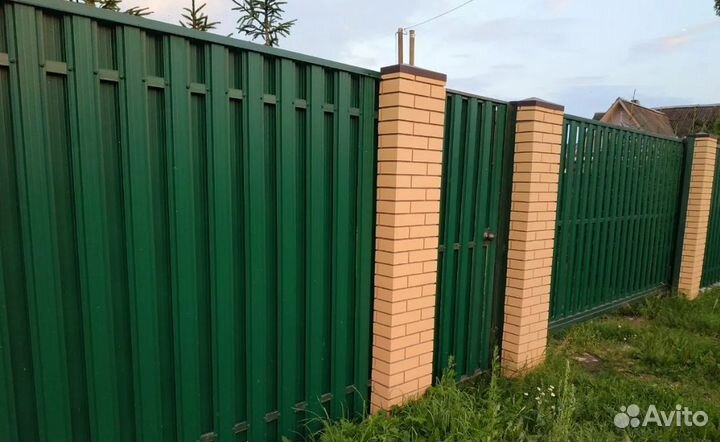 Забор из евроштакетника,ворота под ключ