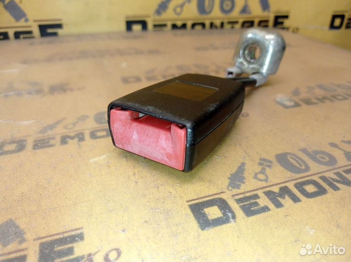 Ответная часть ремня безопасности задняя Passat B5