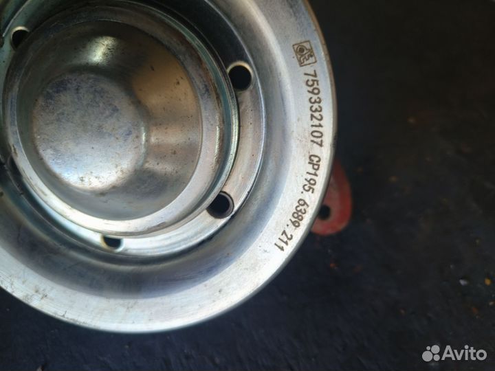 Кронштейн +ролик натяжителя ремня Volvo F12