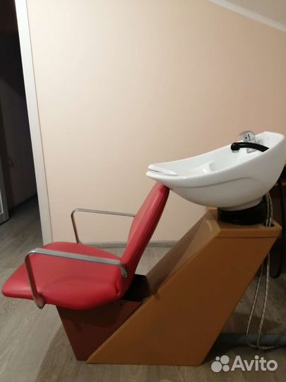 Кресло, мойка и зеркало парикмахерские