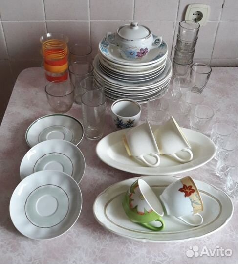 Посуда тарелки чашки стаканы и текстиль для дома