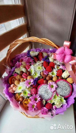 Корзина с ягодами, орехами и цветами