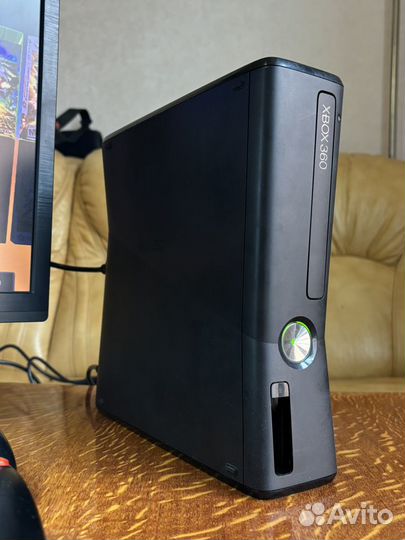 Xbox 360 slim 250gb (прошит freeboot, 2 джойстика)