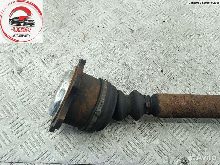 Полуось передняя левая б/у Skoda Superb mk1 (B5)