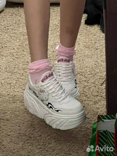 Кроссовки женские