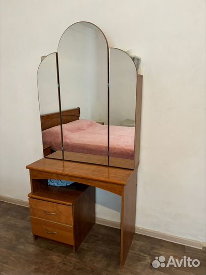 Продается спальный гарнитур