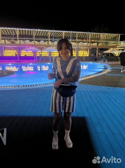 Официант,хостес,бариста,бармен,администратор