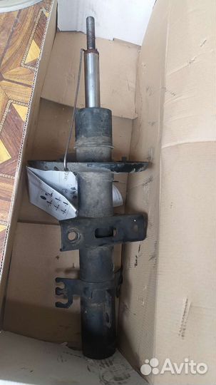 Стойки амортизатора на volkswagen multivan T5