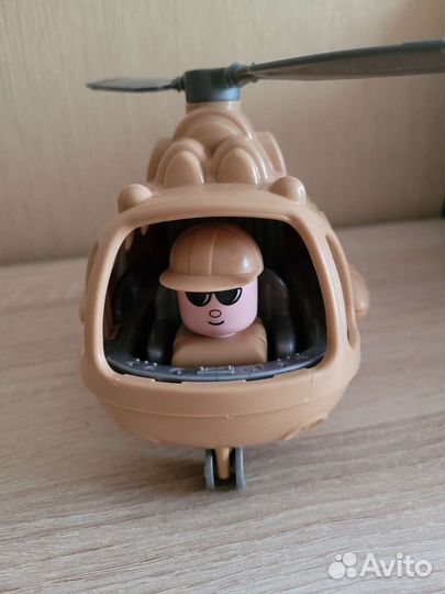 Игрушка вертолет и пилот