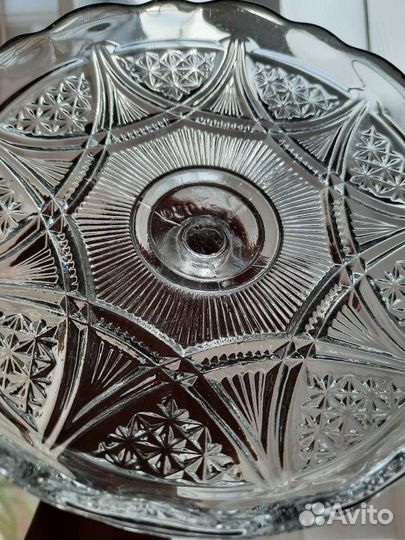 Старинная стеклянная фруктовница вазочка на ножке