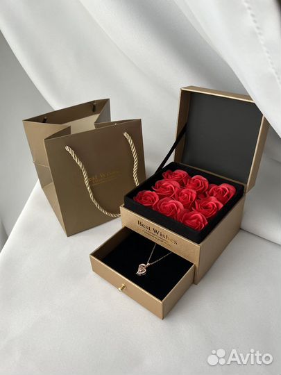 Подарок для девушки на 8 марта