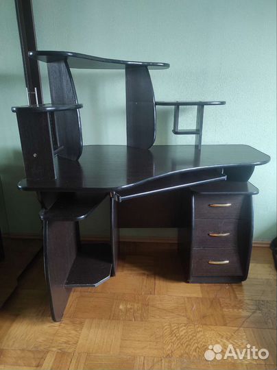 Компьютерный стол угловой с полками