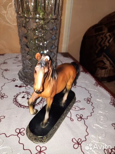 Статуэтка конь