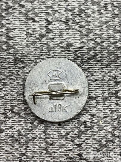 Значок времен СССР - Герб города Тихвин. 1383