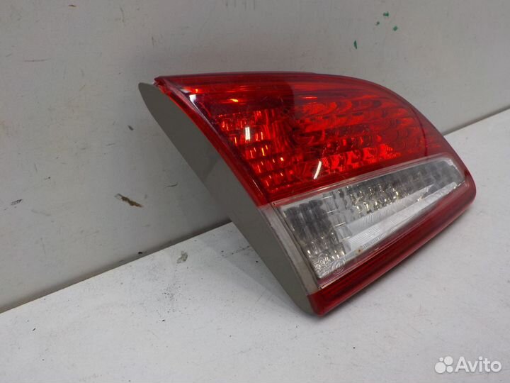 Фонарь задний левый внутренний Nissan Almera 2012