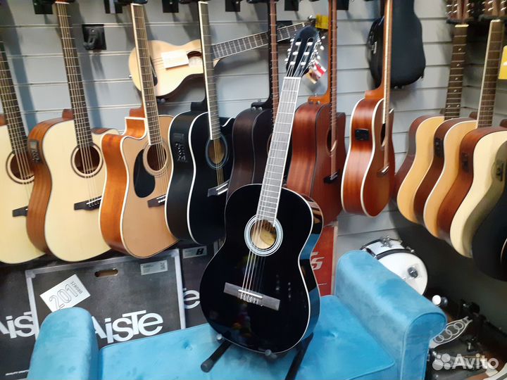 Классическая гитара с подставкой под ногу