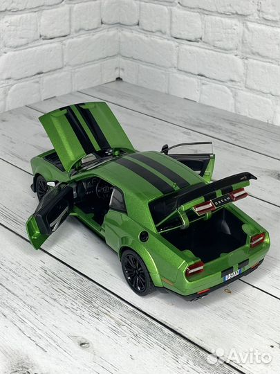 Модель dodge challenger srt 1:24