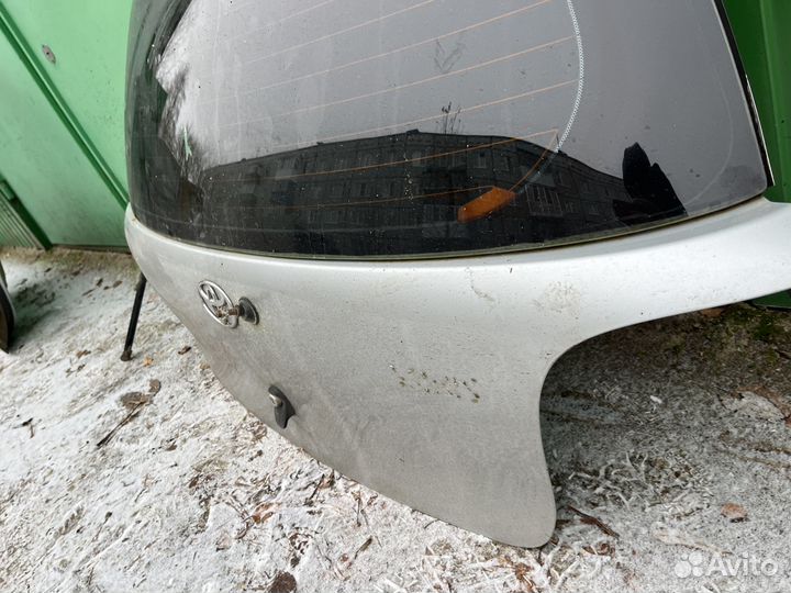 Крышка багажника Toyota Yaris 1