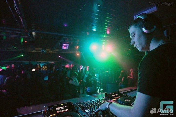 DJ с оборудованием