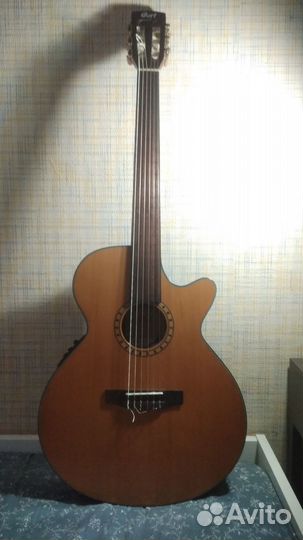 Классическая безладовая гитара баритон Cort