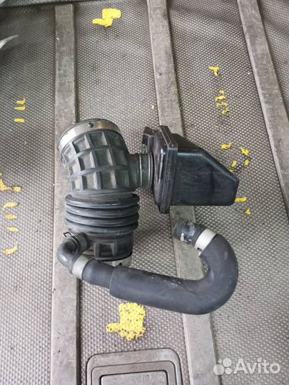 Патрубок воздушного фильтра Nissan Laurel C35 HC35