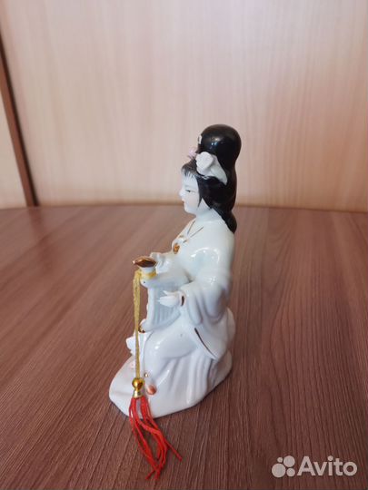 Фарфоровая статуэтка