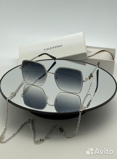 Солнцезащитные очки Valentino