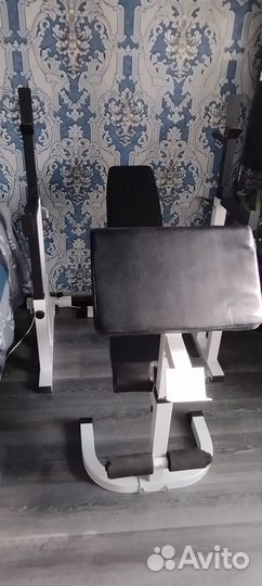 Скамья для жима лежа со стойками.Штанги,Гантели