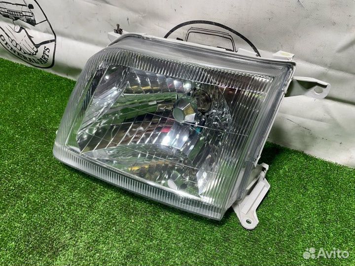Фара галогеновая передняя левая Toyota Land