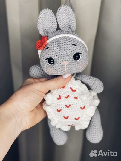 Игрушки ручной работы вязанный зайка