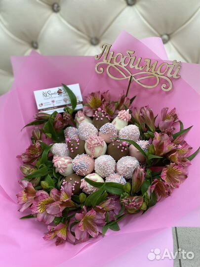 Клубника в шоколаде и цветы