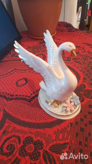 Лебедь статуэтка