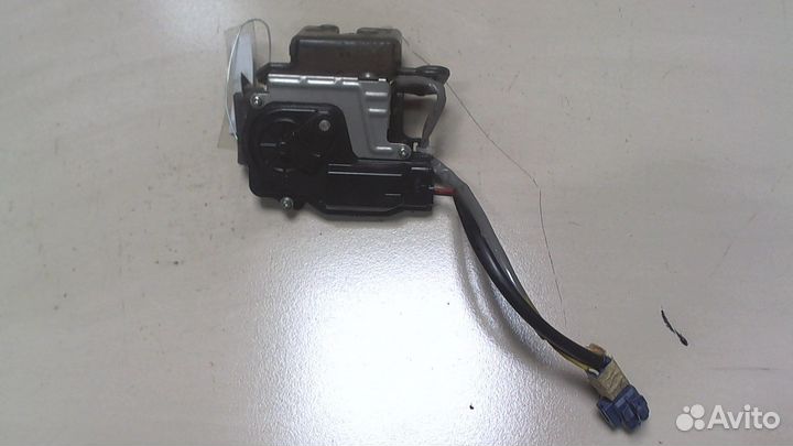 Замок багажника Toyota Avensis 2, 2004