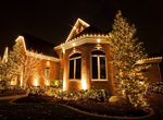 Новогоднее освещение гирляндами домов и деревьев