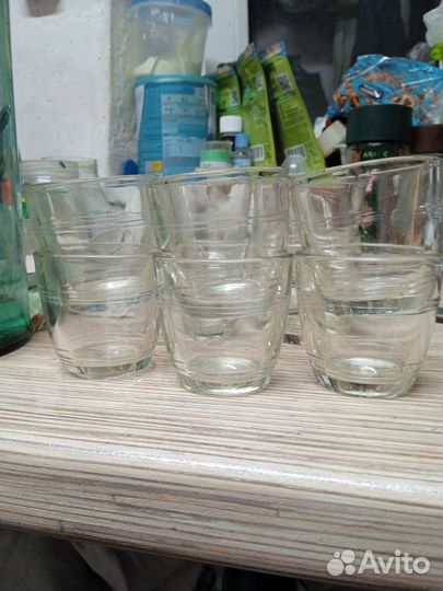 Бутылка и стаканчики